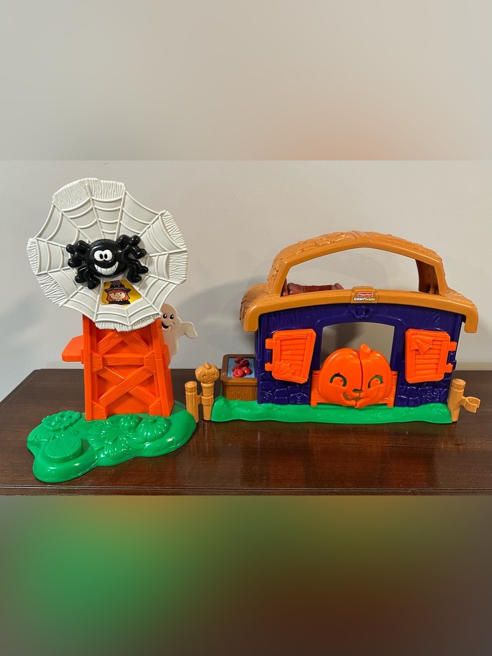 Fisher Price Little People Halloween Fall Barn Pumpkin Party Stable Windmill